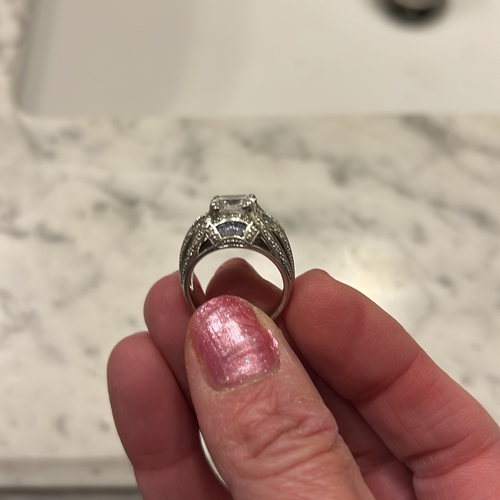 Elegant Silver and Clear Gemstone Ring Stamped 925 - Picture 2 of 5